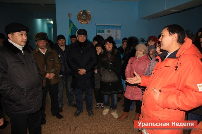 Already after the villagers gathered in the yard, the local akim finally allowed them to hold a meeting in the lobby of the local cultural center. Burlin District Deputy akim (governor) Azamat Safimaliev was present at the meeting. The villagers demanded that he suspend all classes at the local school until the end of the investigation, and to require the doctors to disclose the results of the assessments of the affected children. Local residents demanded him to stop classes at a local school before the end of the investigation and to oblige doctors handed out a survey to parents of affected children. Azamat Safimaliev urged the villagers to wait for the completion of the investigation and environmental assessment, as it is impossible to establish the true cause of the incidents. In addition, he also promised that every day residents of Berezovka would receive from him or the local akim full information about what is happening in Berezovka, including the status of children. "You can see different rumors about the numbers of affected children spread through the village. You will receive accurate information. I'll guarantee it, "- said Azamat Safimaliev. (Photo courtesy of Uralskaya Nedelya)