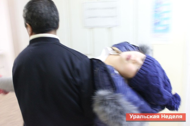 Another schoolgirl, who collapsed during class. Journalists took this picture in the morning of December 4, when unconscious children were being delivered to the local medical center. (Photo courtesy of Uralskaya Nedelya)