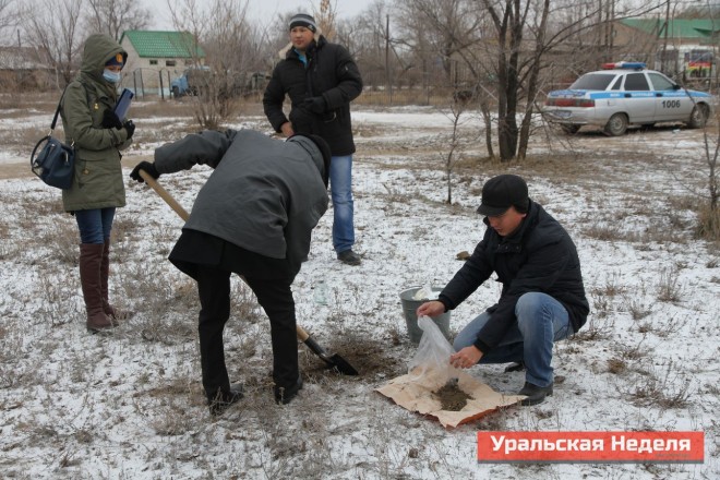 Specialists sample the soil in the center of the village. Soil samples are taken from the surface layer of 5 cm and from a depth of 20 cm from the surface. These samples were sent for examination to Astana. (Photo courtesy of Uralskaya Nedelya)