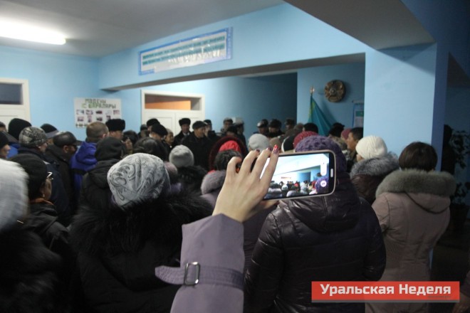At about 16.00 hours local time, the residents of Berezovka gathered in the lobby of the local house of culture. According to the residents, the authorities do not fully disclose the information about the situation in the village, so the villagers are actively using social networks to disseminate information. The picture shows how a local woman is video recording the meeting. According to her, she will post this video on Youtube. (Photo courtesy of Uralskaya Nedelya)
